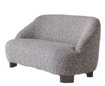 Graues Margas LC3 Sofa von AndTradition, ein modernes 2-Sitzer Sofa mit dunklen Holzfüßen.